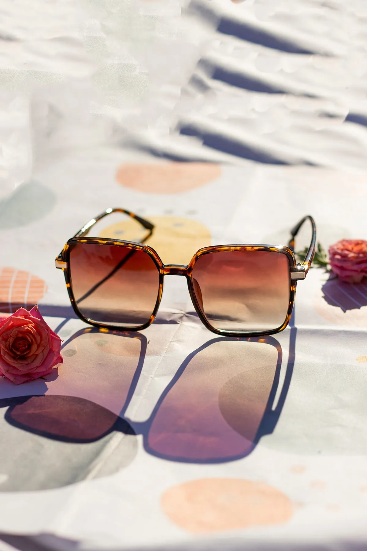 Elegant Square Side Metal Detail Sunglasses